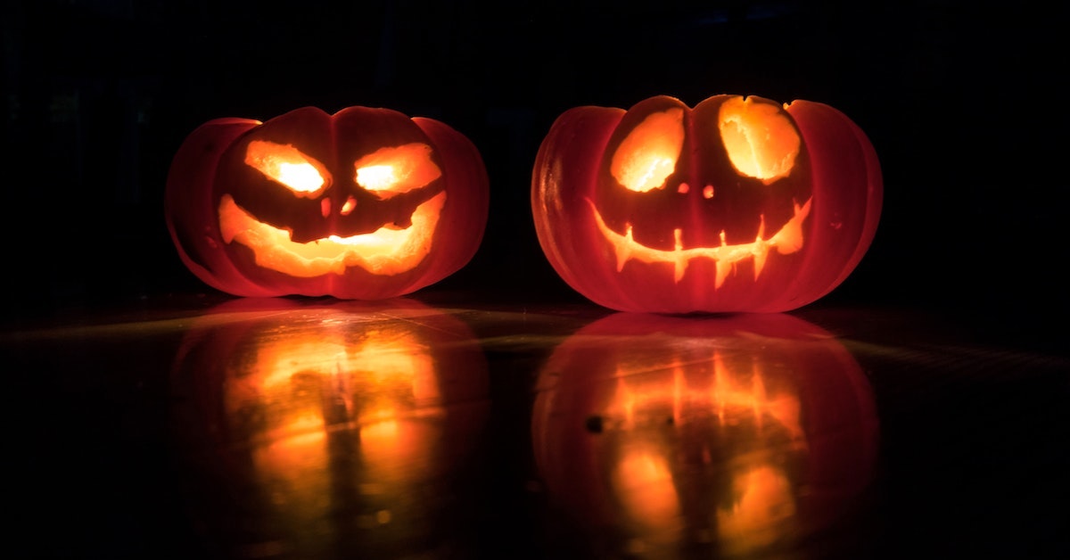 halloween-1200×628 Two grinning jack-lanterns